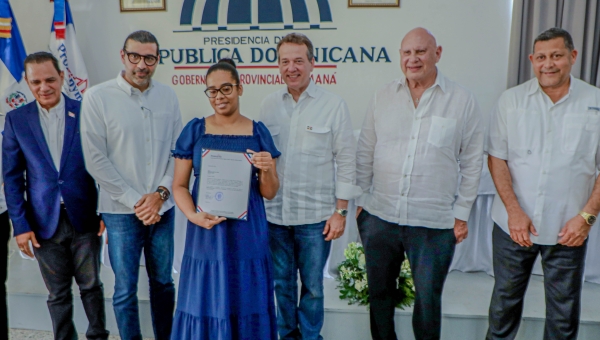 Gobierno entrega más de 15 millones de pesos en apoyo a emprendedores en Samaná